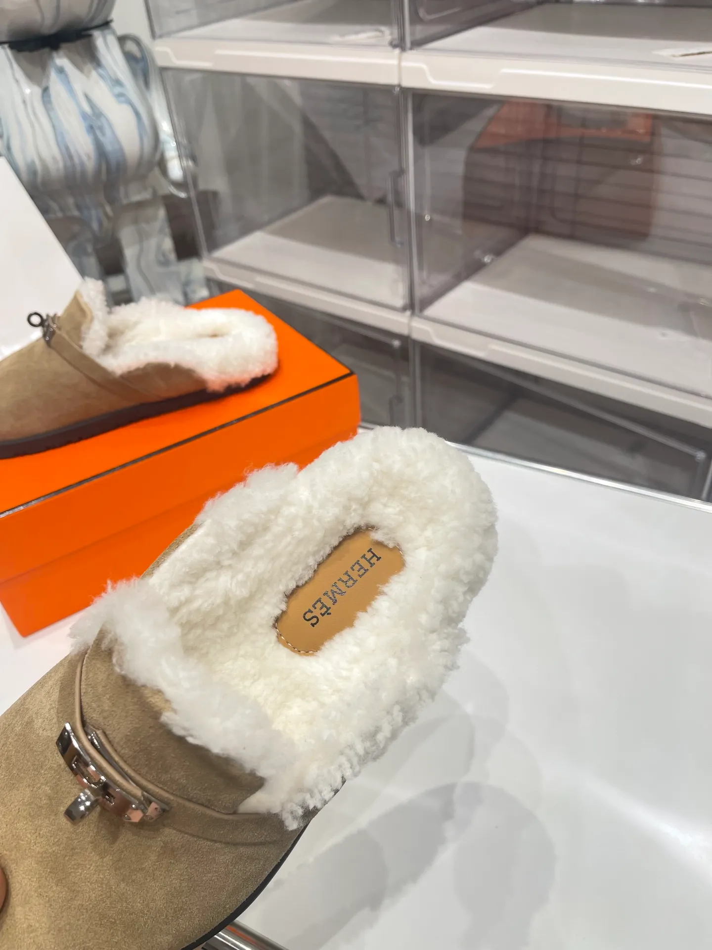 【HERMESG】Furry mop P: 580💰 ●Number of sizes: Men 39-44 (45 custom-made) Women 35-40 (41.42 custom-made) HERMES Hermès cute half-movers.  Classic family language design! It looks good no matter how you match it! Casual and high-end feeling, the comfort is also great, paired with various colorful socks, it has a trendy high-end feel. The top version is made of high-quality real wool ●Upper: imported cow suede ●Inner: imported sheepskin one piece ●Foot: imported mixed sheepskin ●Outsole: Tpu non-slip and wear-resistant outsole.